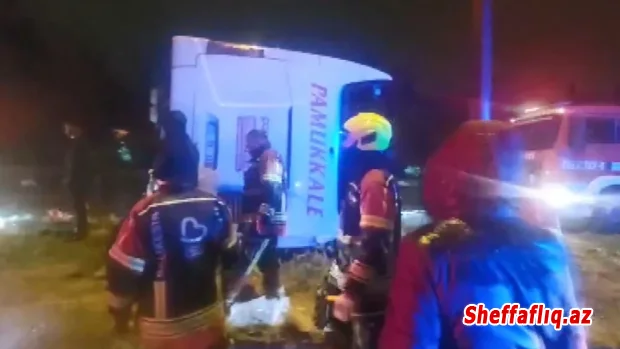 Türkiyədə sərnişin avtobusu qəzaya uğrayıb, 3 nəfər ölüb, 31 sərnişin xəsarət alıb