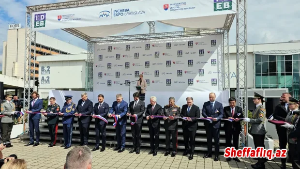 Zakir Həsənov IDEB sərgisində təkərli və tırtıllı texnikaya hücumun nümayişlərini izləyib