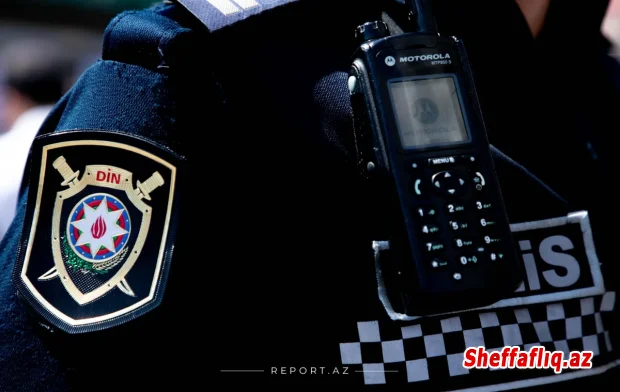 Polis motosikleti təhlükəli idarə edən sürücünü saxlayıb