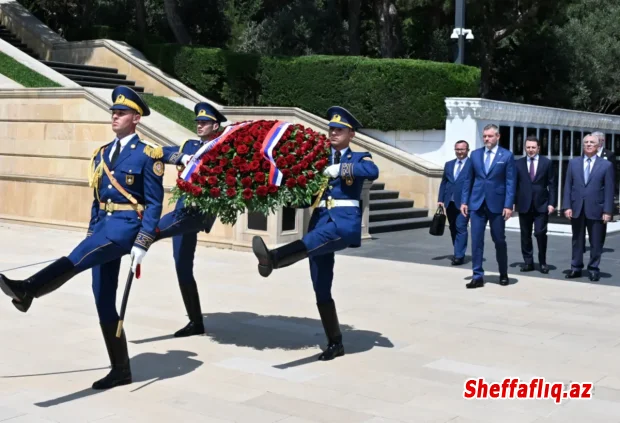Slovakiya Prezidenti Bakıda şəhidlərin xatirəsini anıb