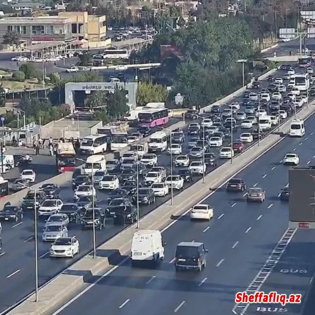 Bakıda bir neçə istiqamətdə nəqliyyatın sıxlığı müşahidə edilir Bakıda bir neçə istiqamətdə nəqliyyatın sıxlığı müşahidə edilir