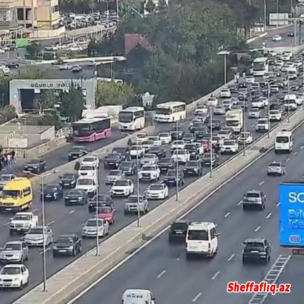 Bakının bir sıra yollarında tıxac yaranıb Bakının bir sıra yollarında tıxac yaranıb