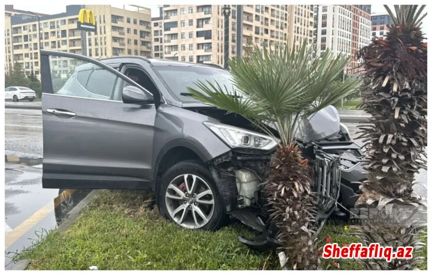 Sumqayıtda avtomobil işıq dirəyini aşırıb Sumqayıtda avtomobil işıq dirəyini aşırıb