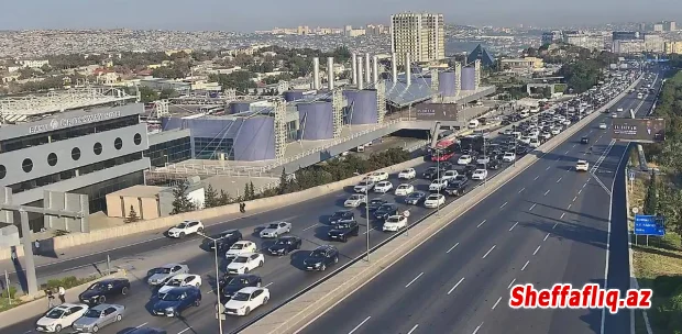 Bakıda 10 istiqamətdə tıxac yaranıb Bakıda 10 istiqamətdə tıxac yaranıb