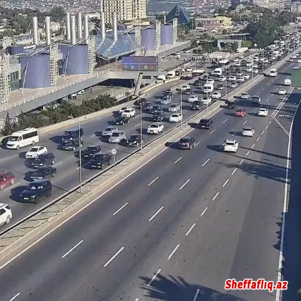 Bakının bir sıra yollarında tıxac yaranıb Bakının bir sıra yollarında tıxac yaranıb