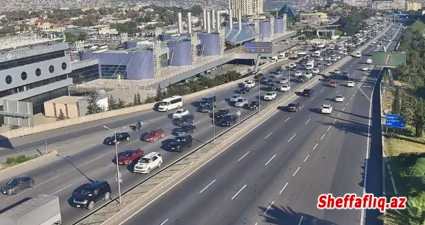 Paytaxtın bəzi yollarında nəqliyyatın sıxlığı yaranıb