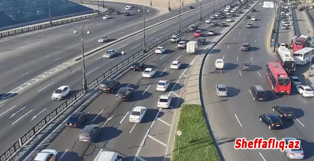 Bakının bir sıra yollarında nəqliyyatın sıxlığı müşahidə olunur Bakının bir sıra yollarında nəqliyyatın sıxlığı müşahidə olunur