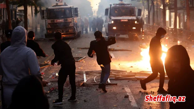 Albaniyada etirazçılar İqtisadiyyat Nazirliyinin binasına giriblər Albaniyada etirazçılar İqtisadiyyat Nazirliyinin binasına giriblər