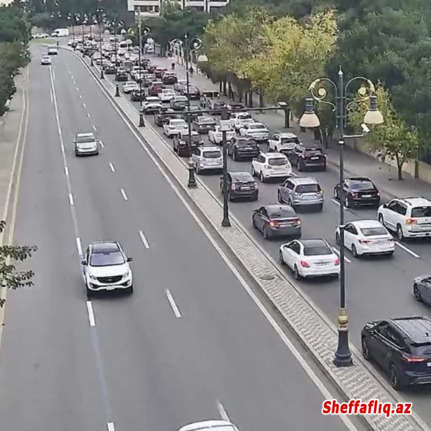 Bakının bir sıra yollarında nəqliyyatın sıxlığı yaranıb Bakının bir sıra yollarında nəqliyyatın sıxlığı yaranıb